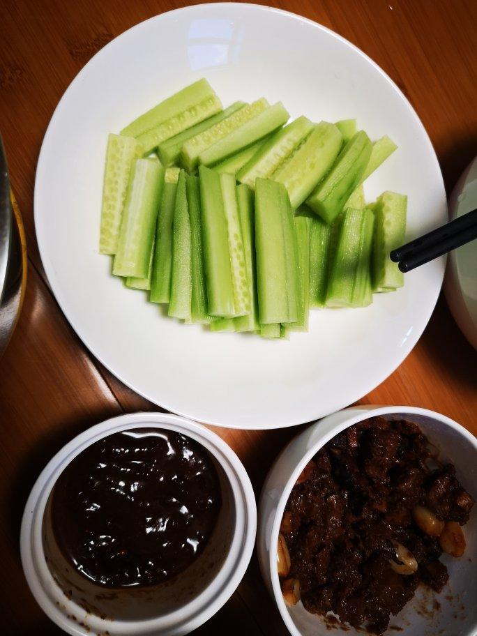 狗狗叫非非做的黄瓜蘸酱