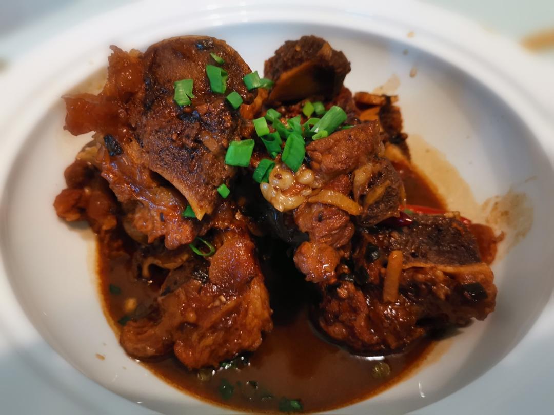 厨师长教你：“酱大骨”的家常做法，酱香浓郁，汤汁拌饭一绝