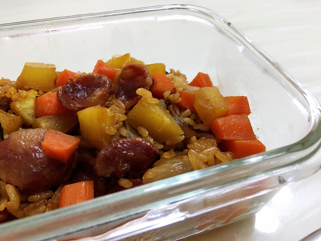 排骨腊肠香菇土豆胡萝卜闷饭电饭锅版