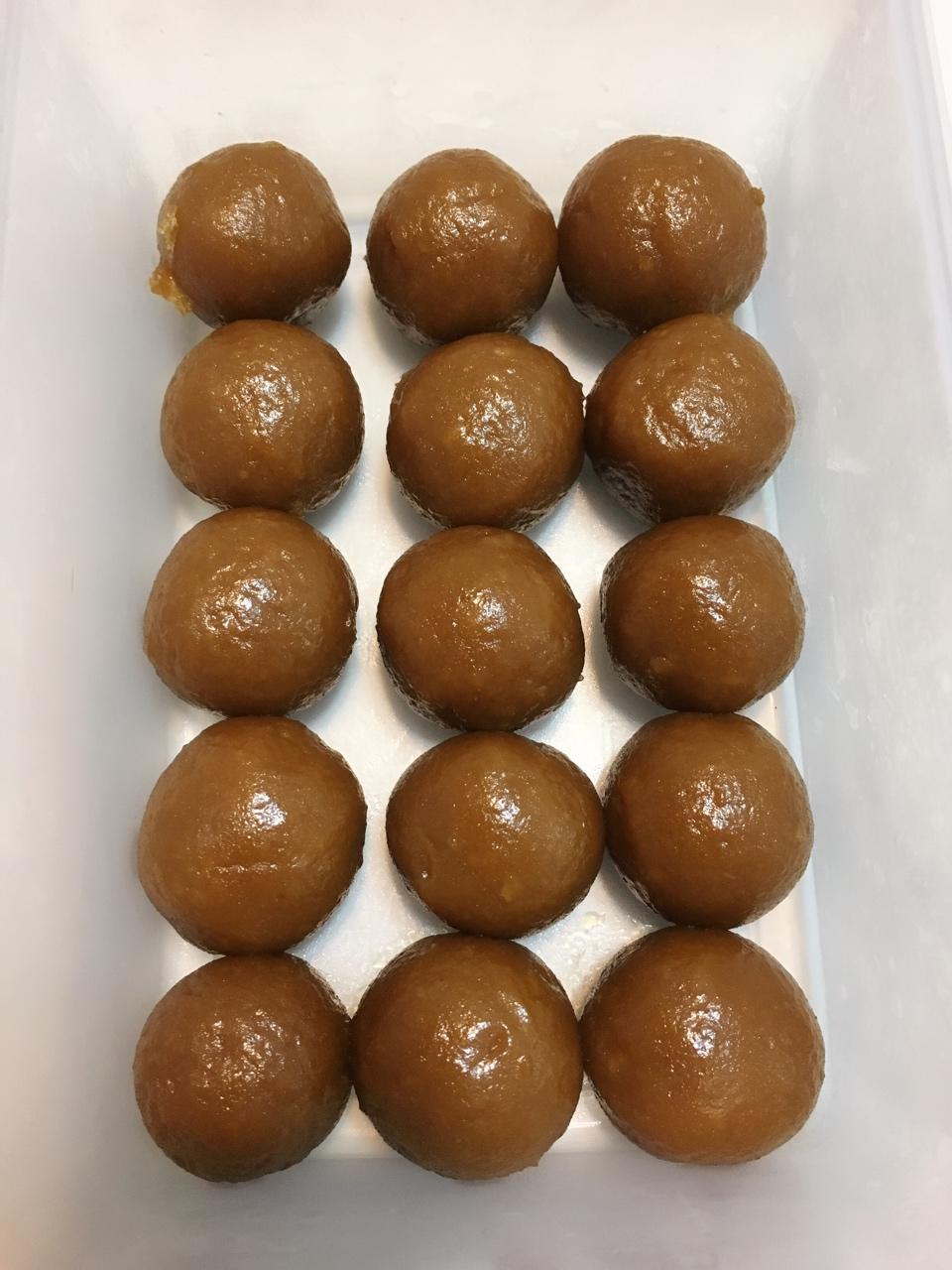 ら世界这么乱╮装纯给谁看做的宁波特色小吃灰汁团