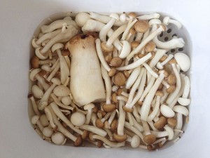 冬日暖汤——菌菇汤的做法 步骤1