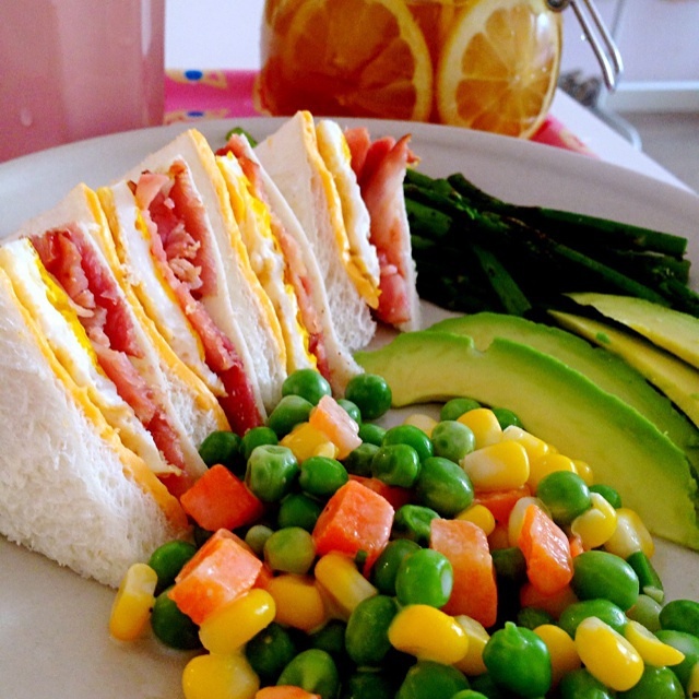 早饭三明治与绿色菜的做法
