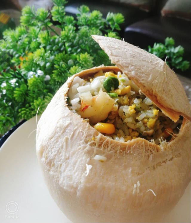 椰子海鲜蛋炒饭