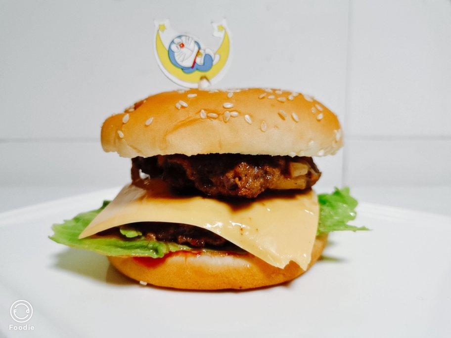正宗的麦当劳双吉牛肉汉堡