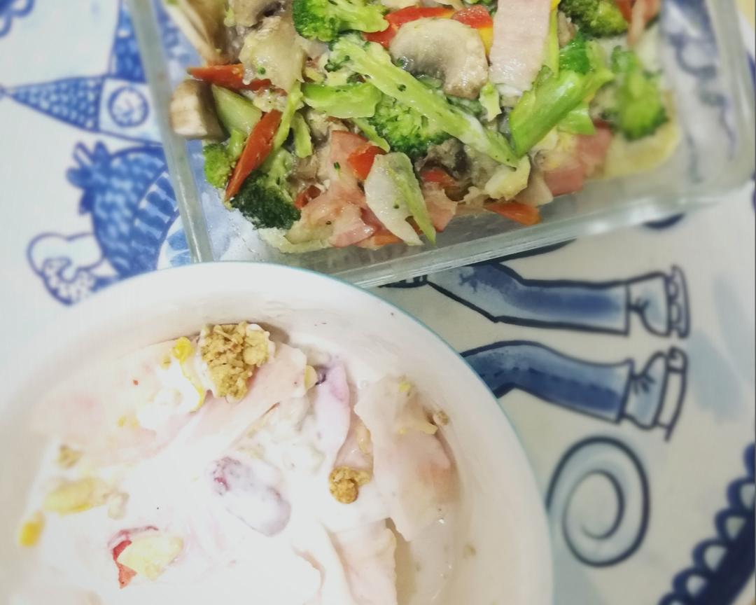 快手营养早餐:什蔬培根鸡蛋+水果燕麦优格