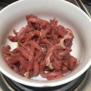洋葱炒牛肉丝的做法 步骤2