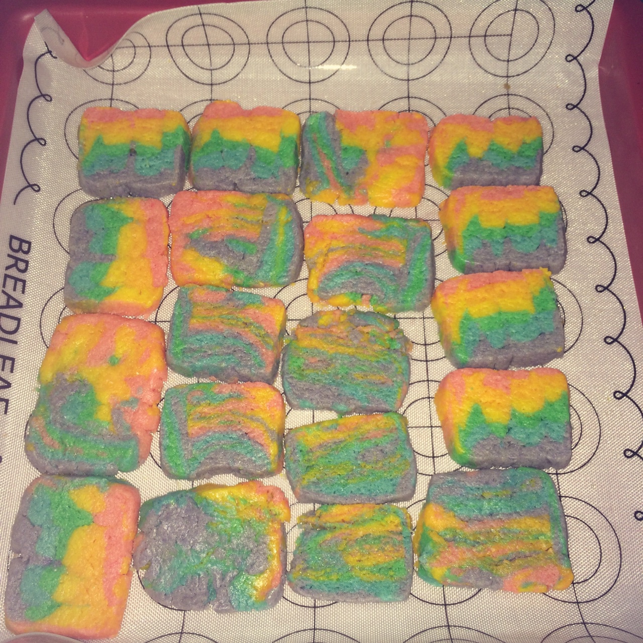 绝对惊呆所有人的彩虹心曲奇（26张超详细图步骤绝对良心）