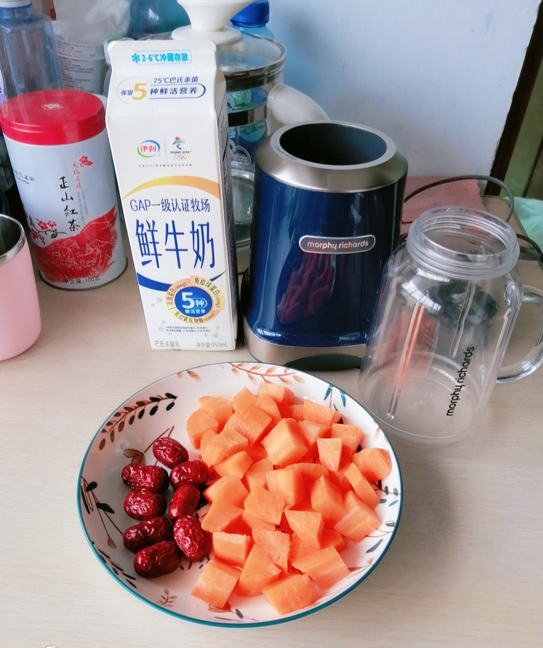 胡萝卜红枣鲜奶的做法