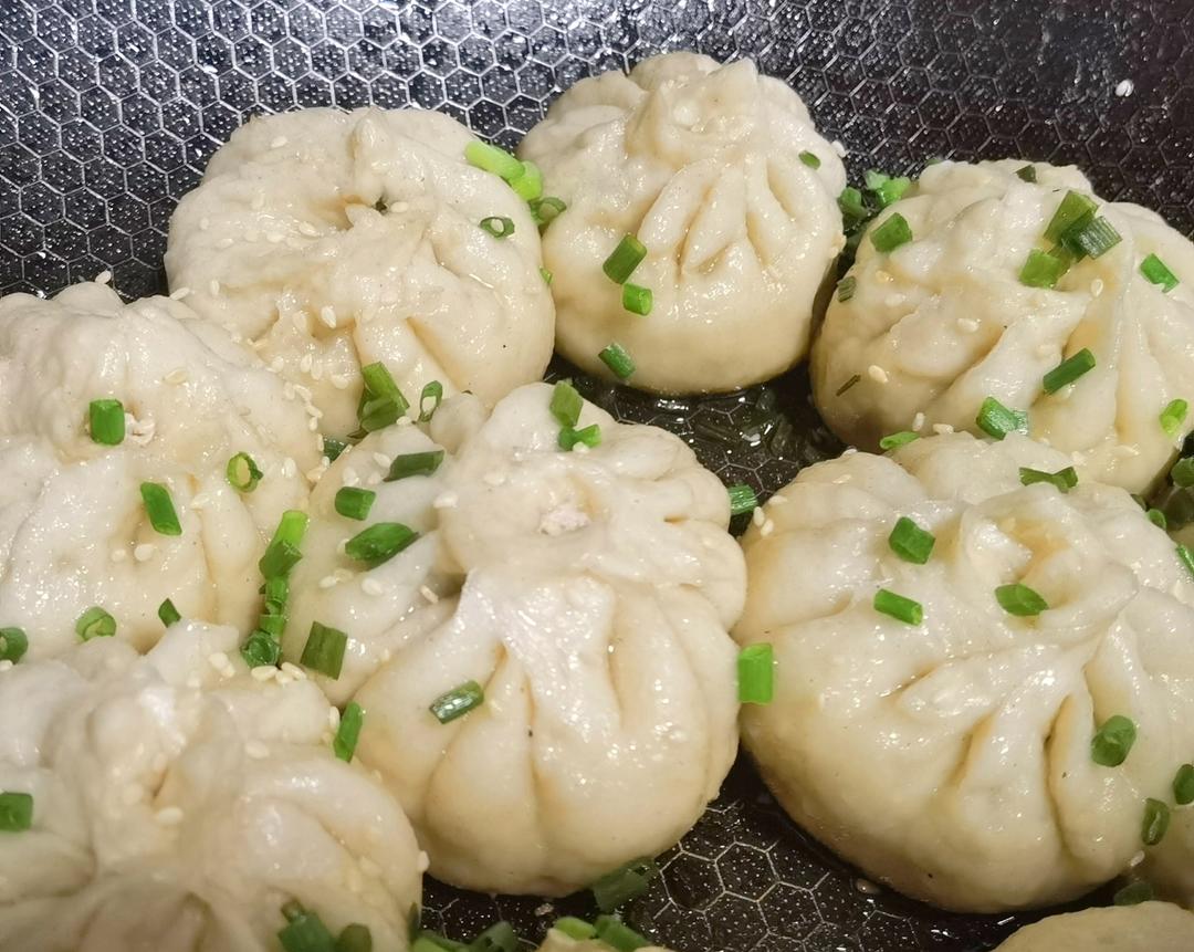 生煎包（新视频。猪肉韭菜莲藕生煎包）