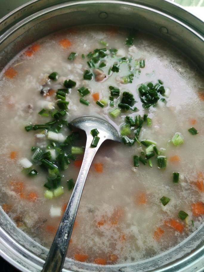 柴鱼花生粥的做法