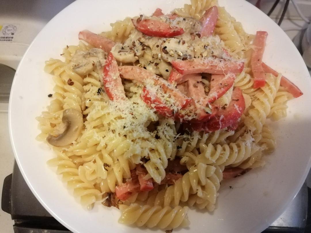 白蘑菇奶油培根意面