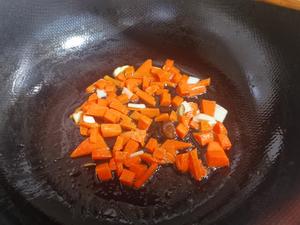 豌豆香菇胡萝卜什锦的做法 步骤2