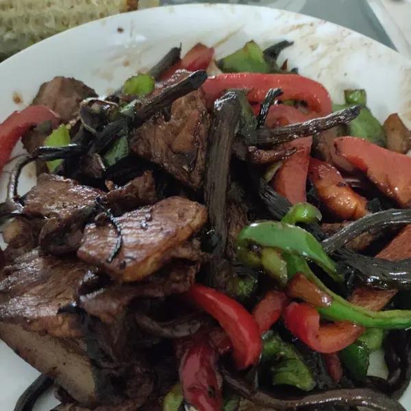 五花肉干锅茶树菇