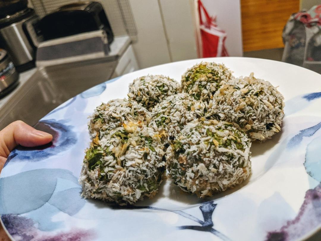 蒸羽衣甘蓝鸡肉球 or 煎羽衣甘蓝鸡肉饼