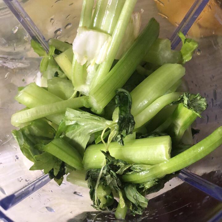芹菜汁（快手版）的做法