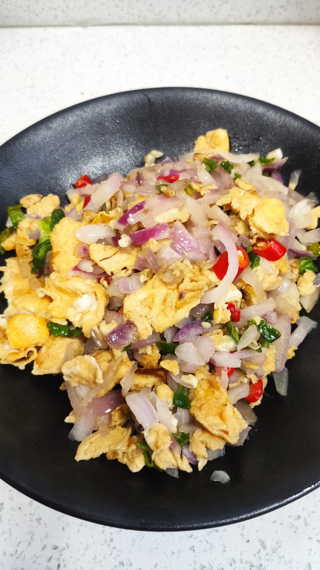 厨师长教你：“洋葱炒鸡蛋”的家常做法，小白入门菜，简单又下饭