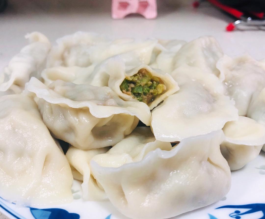 猪肉芹菜水饺（附擀皮、包饺子详细过程）