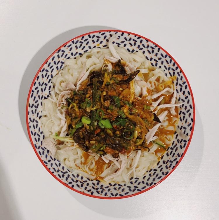 夏日爽口鸡丝蔬菜凉面