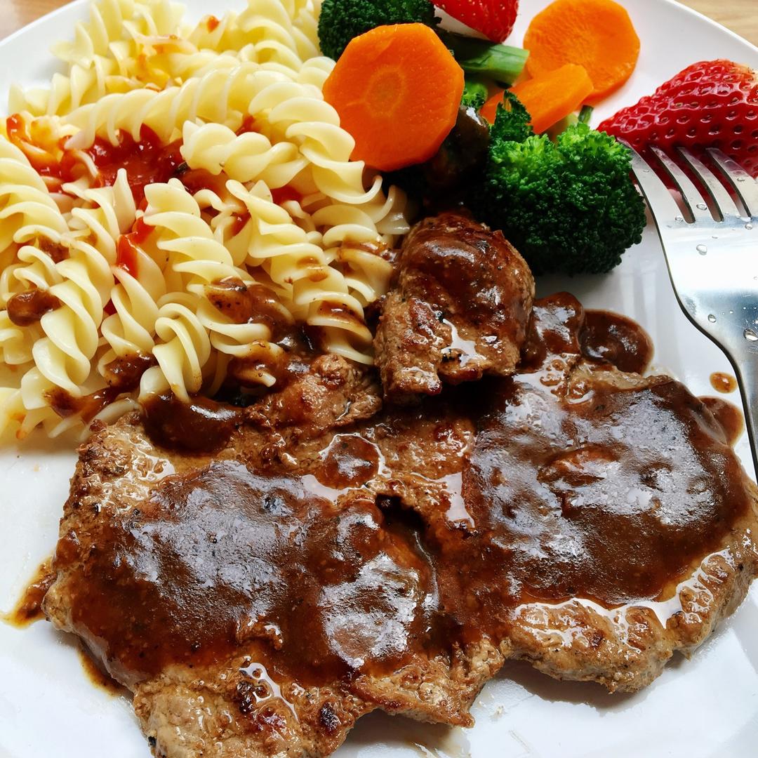 黑椒牛排（配土豆/鸡蛋，意面/蔬菜）