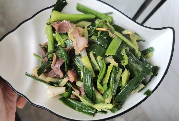 蒜苗炒鸡杂