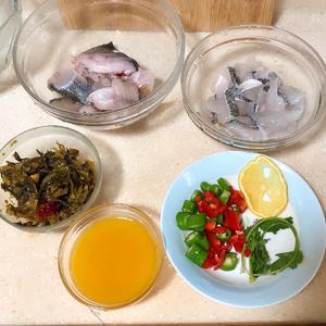 金汤酸菜鲈鱼的做法 步骤1