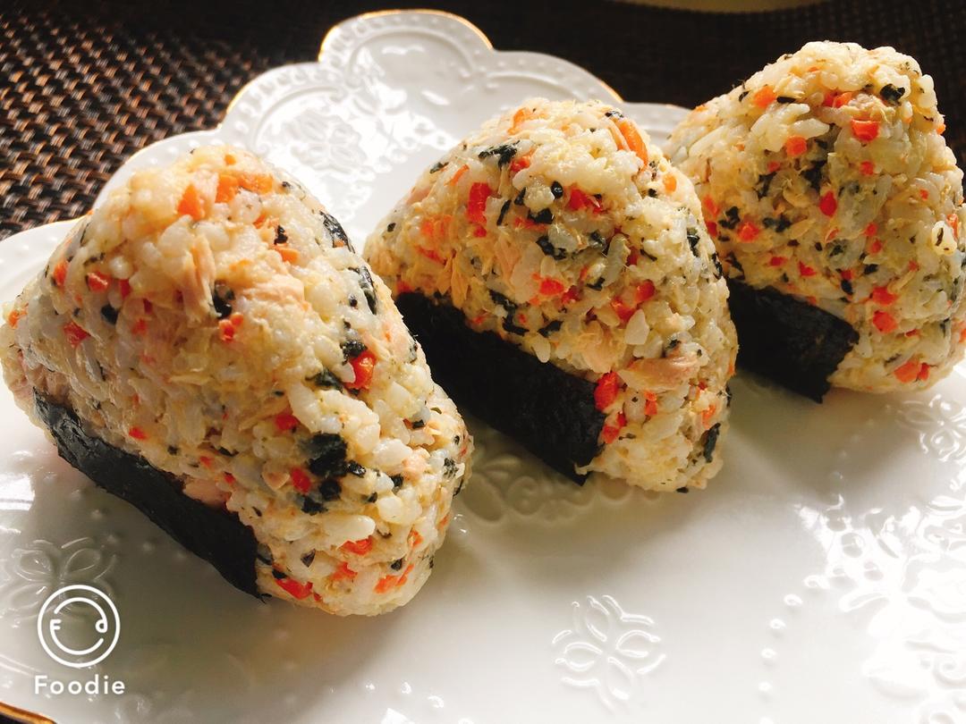 金枪鱼芝麻手捏饭团