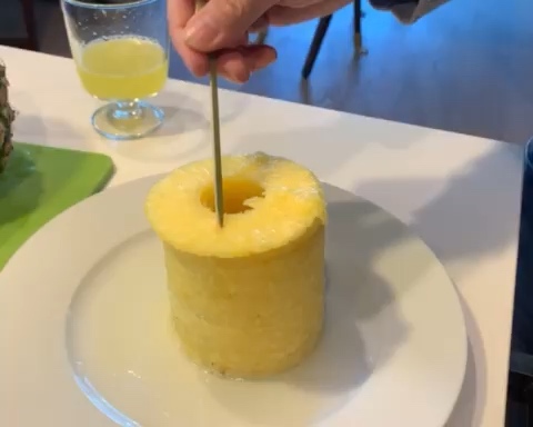 切菠萝方法之巧用神器的做法 步骤8