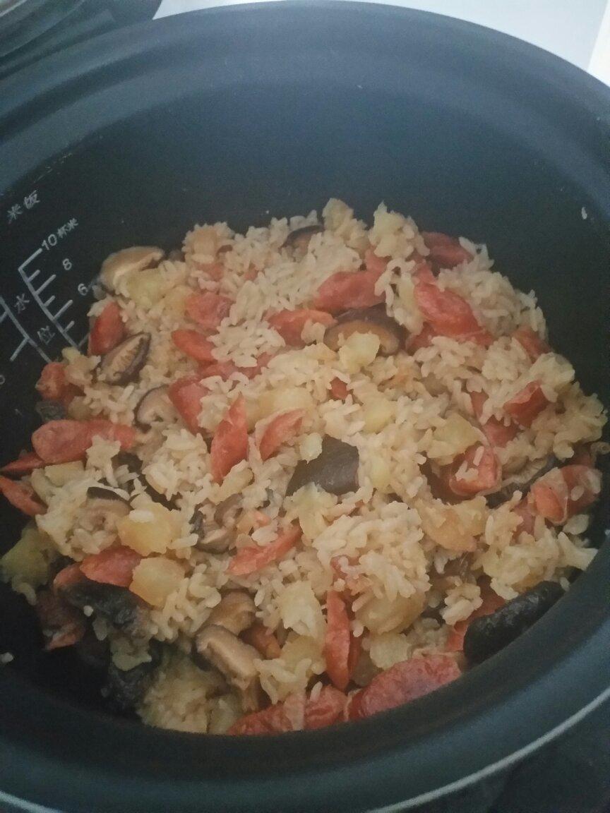 香菇腊肠土豆焖饭