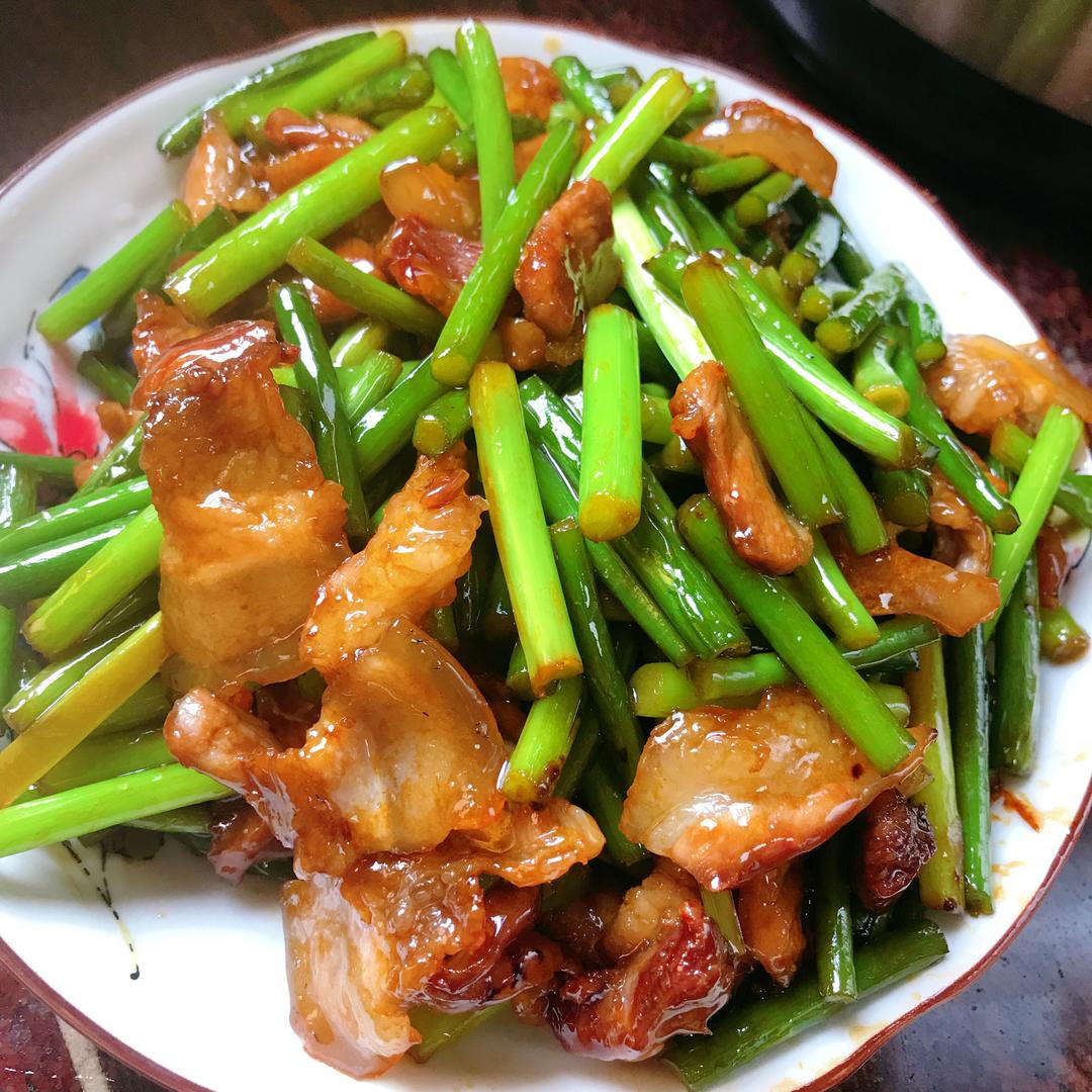 五花肉炒蒜心的做法