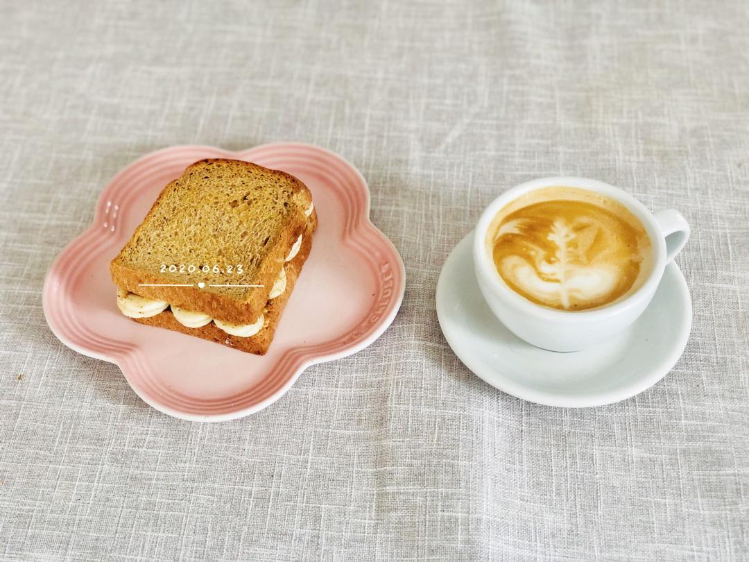 花生酱香蕉三明治