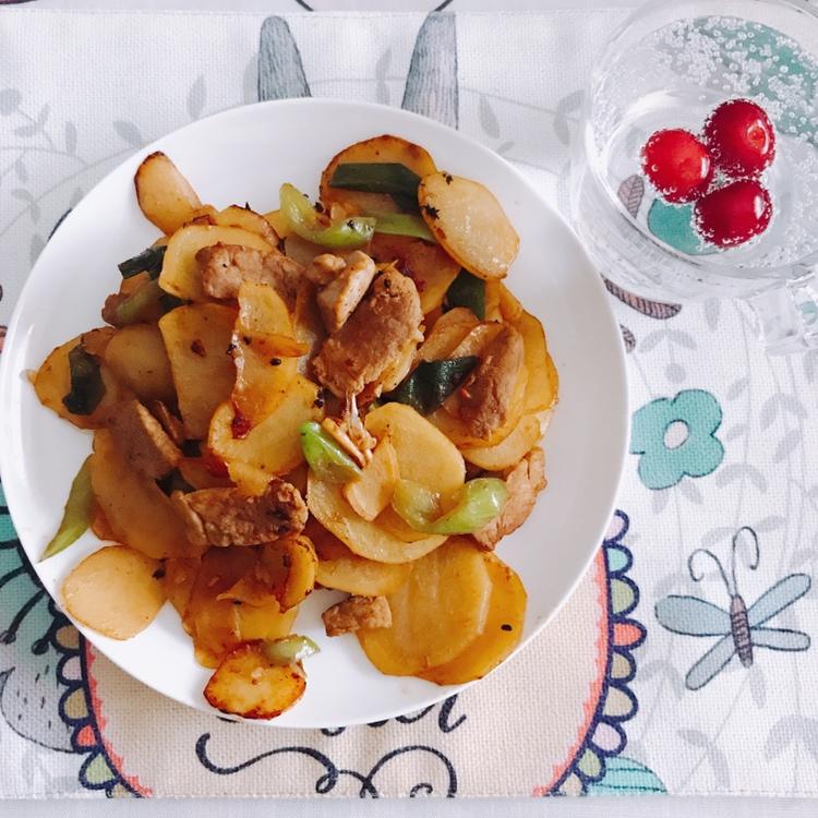 五花肉干煸土豆片