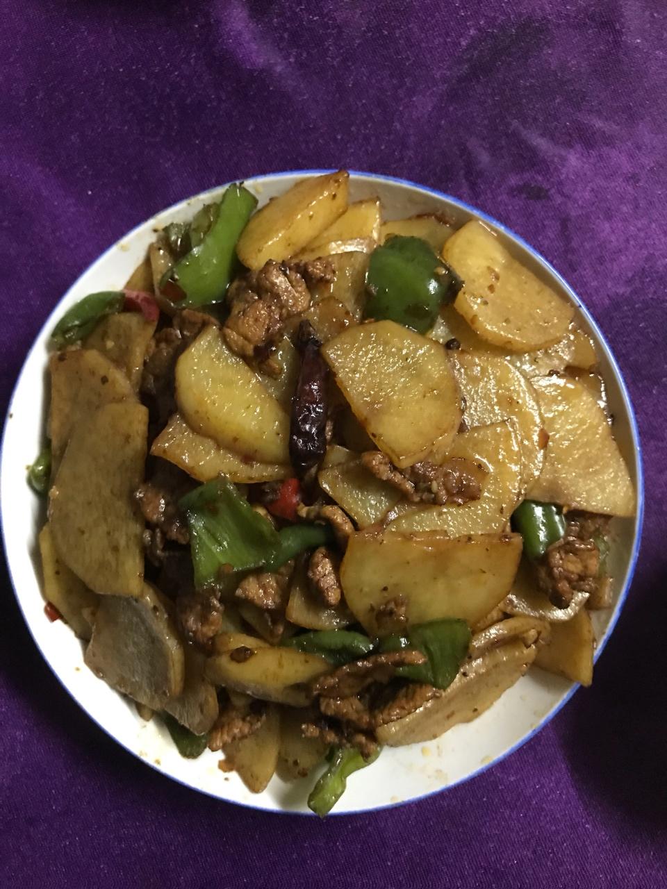 五花肉干煸土豆片