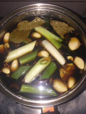 茶树菇、土豆炖排骨鸡的做法 步骤2