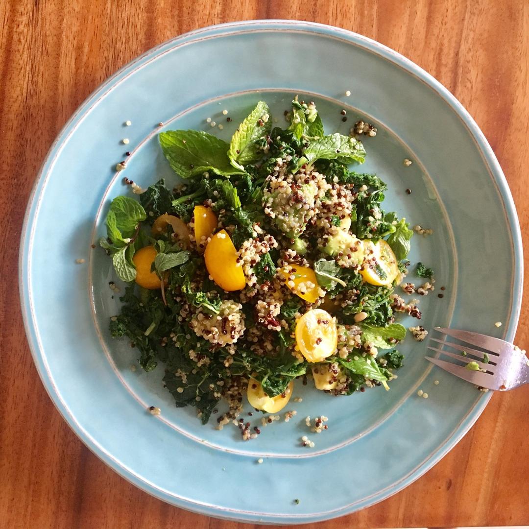 跟着女儿做vegan做的牛油果藜麦石榴籽沙拉
