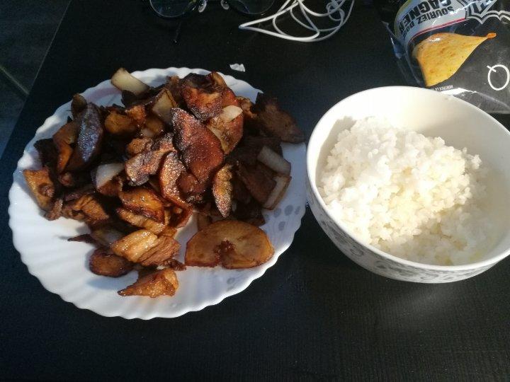 五花肉干煸土豆片