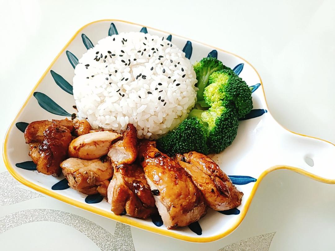 鲜嫩多汁的照烧鸡腿饭