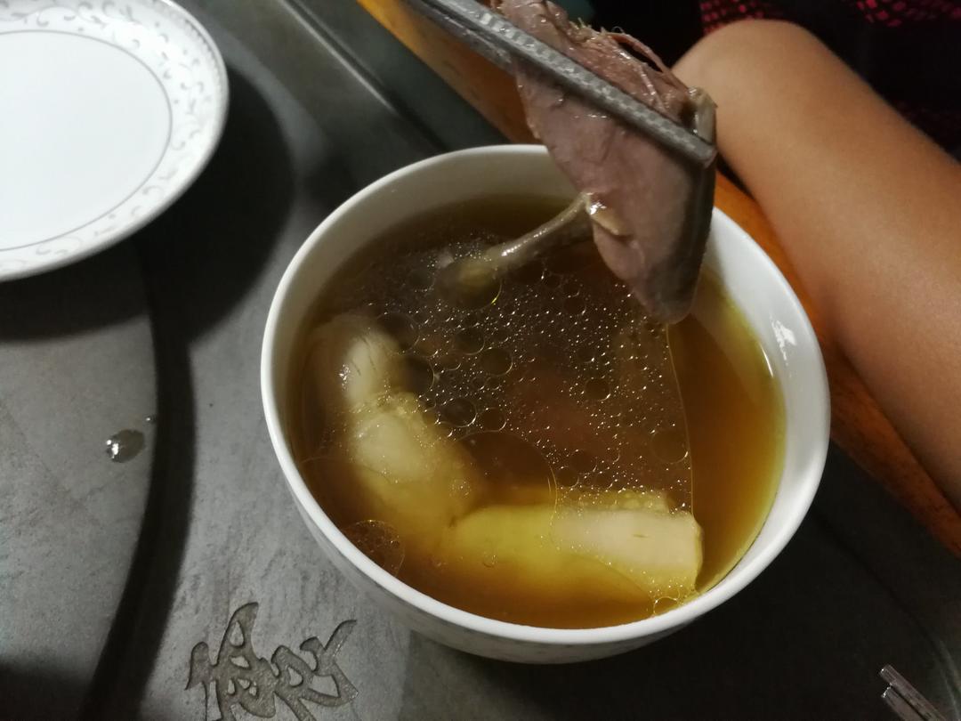 美容滋补汤水：花胶炖乳鸽