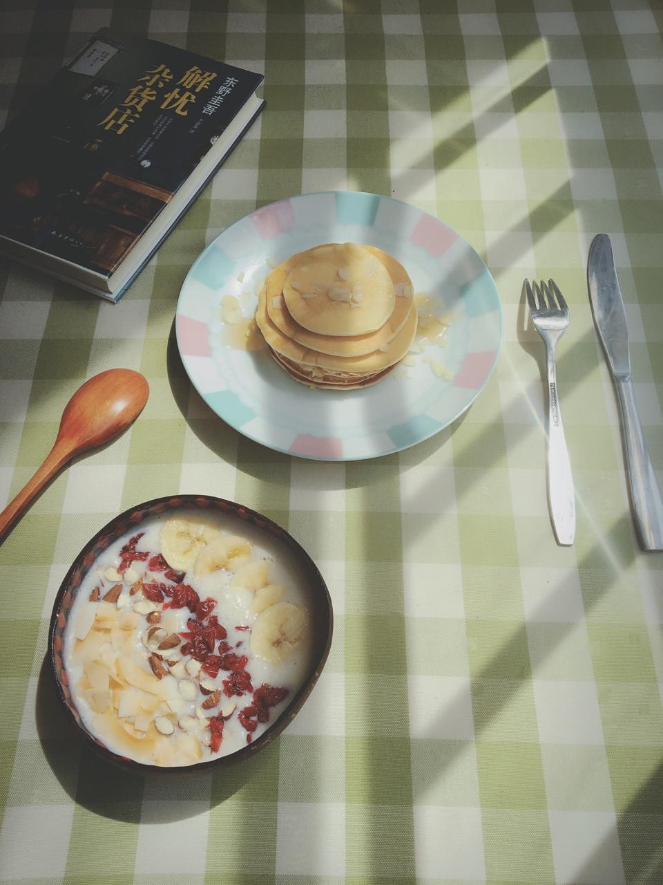 【酸奶松饼yogurt pancake】，搭上黑莓果酱和枫糖的美味。