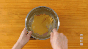 怎么卷都不裂的肉松蛋糕卷的做法 步骤10