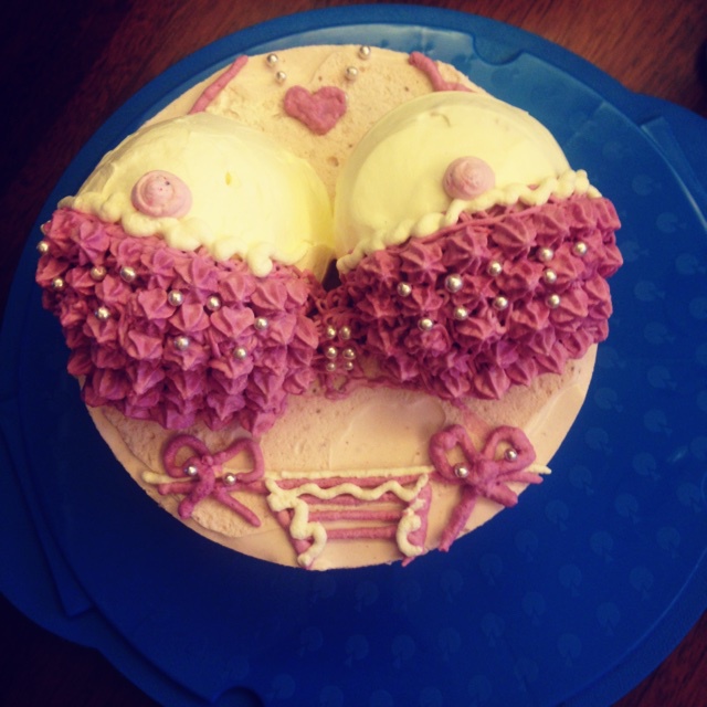 非常大豆做的比基尼蛋糕