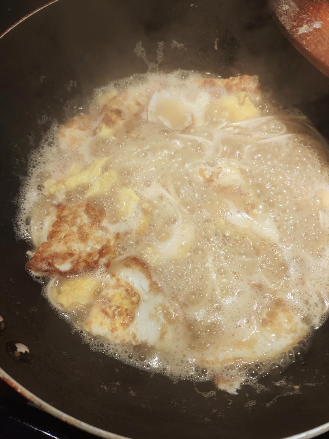 家常煎鸡蛋面（怎么让汤乳化呈金黄色）