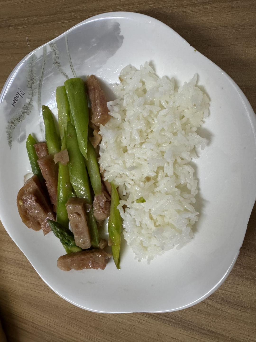 10分钟就搞定的午餐肉炒芦笋