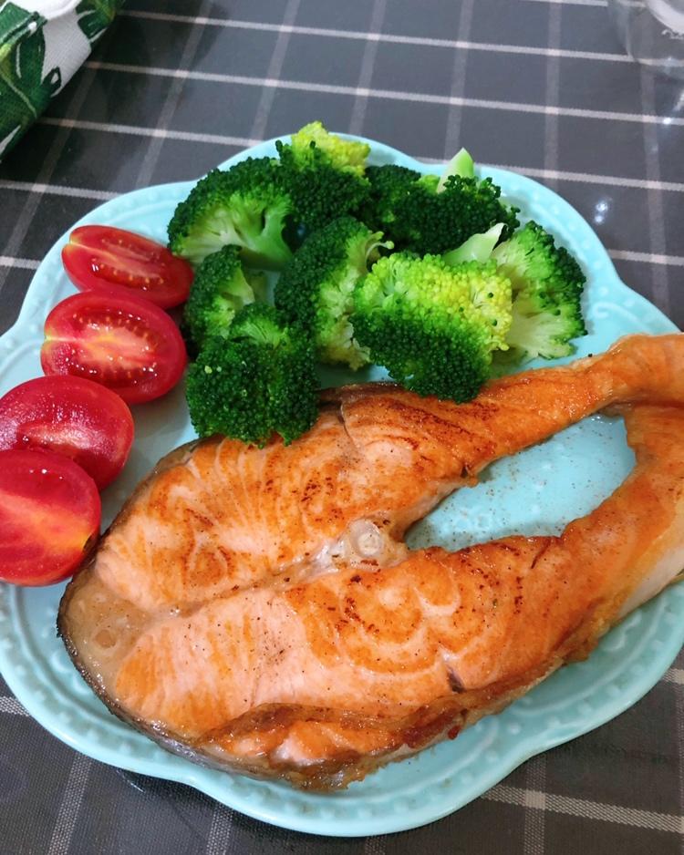 蒜油煎三文鱼排