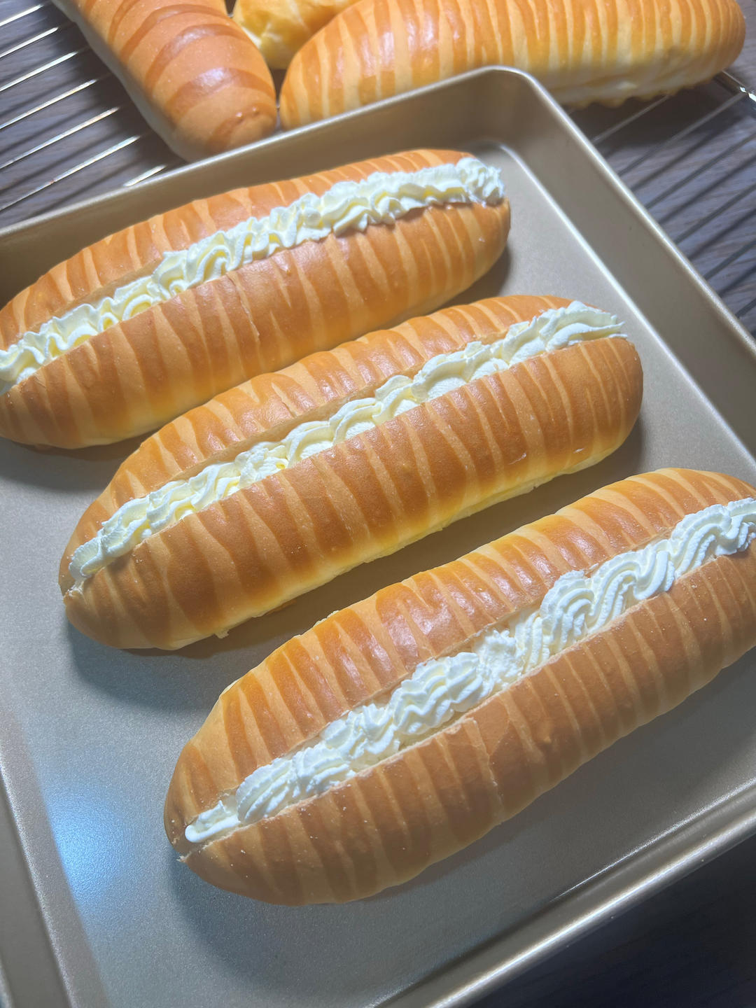 草莓奶露维也纳【毛毛虫面包】