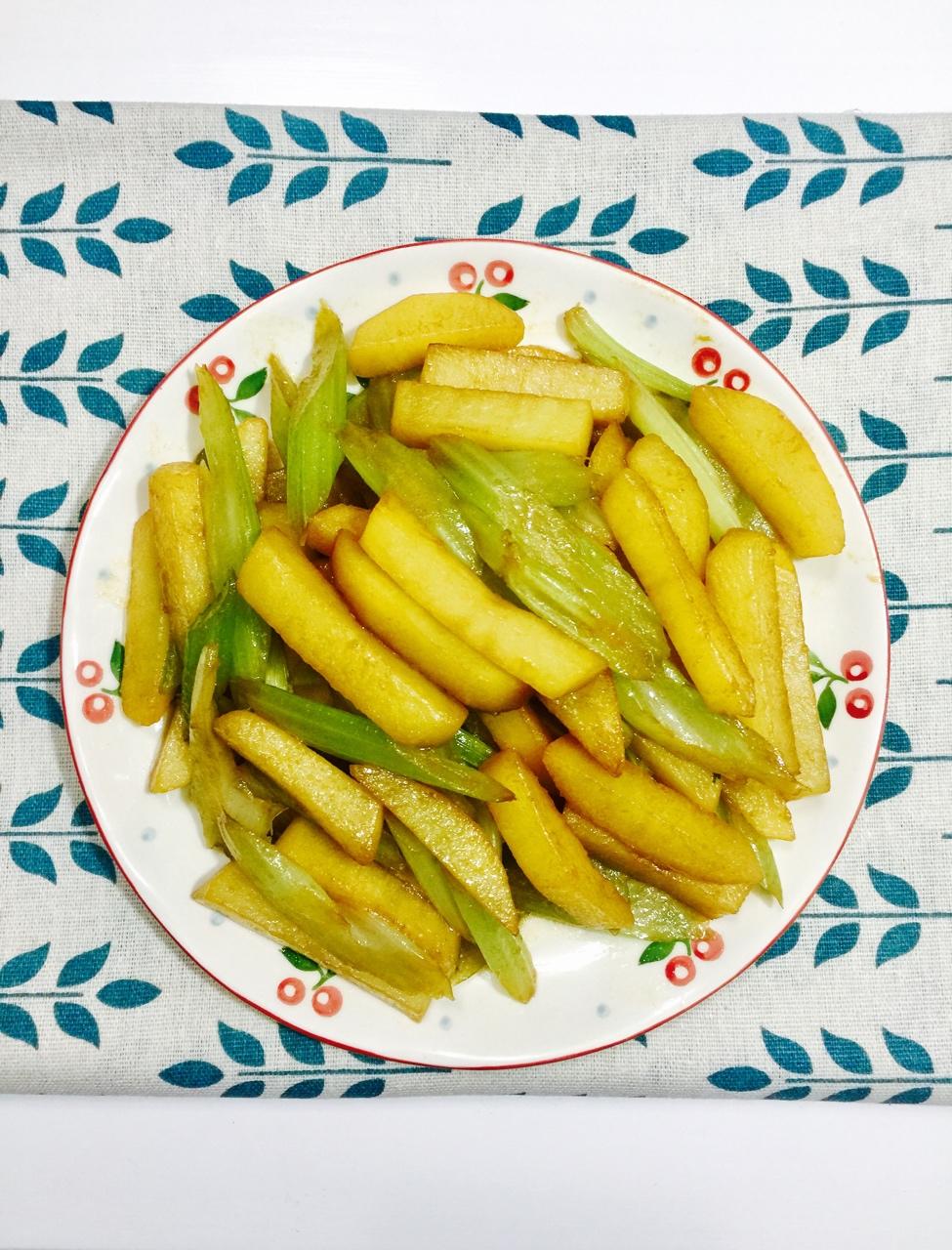 土豆炒芹菜
