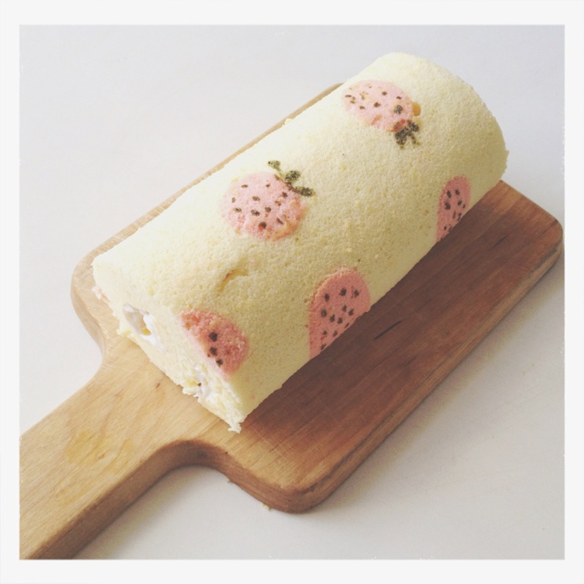 草莓彩绘蛋糕卷