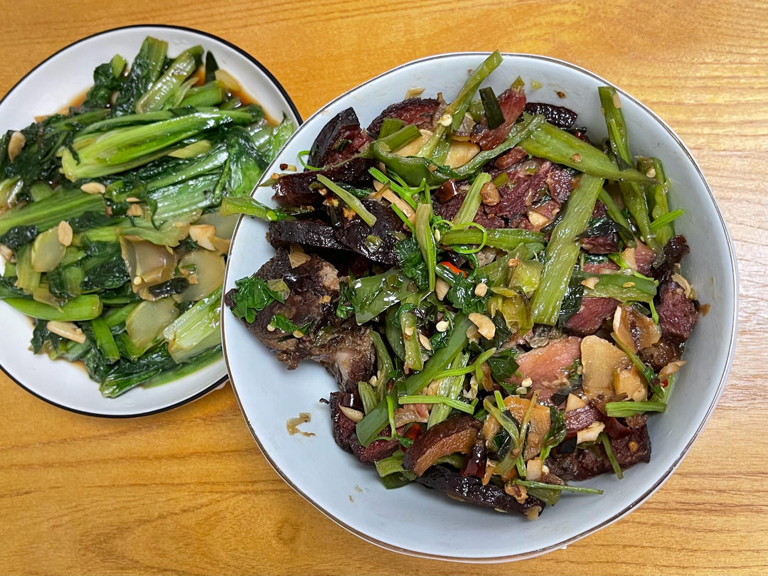 腊肉炒猪血丸子