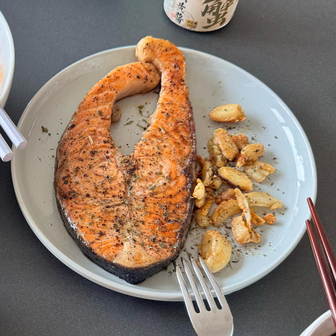 蒜油煎三文鱼排