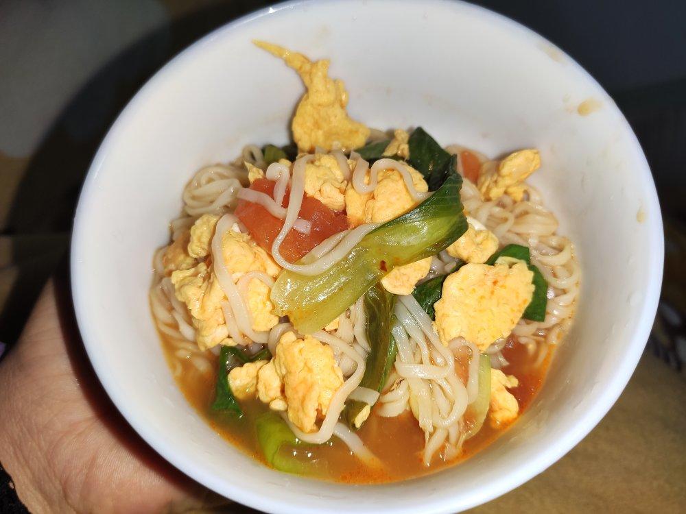 (营养快手早餐)西红柿鸡蛋汤面「一人食」汤汁浓郁，味道鲜美