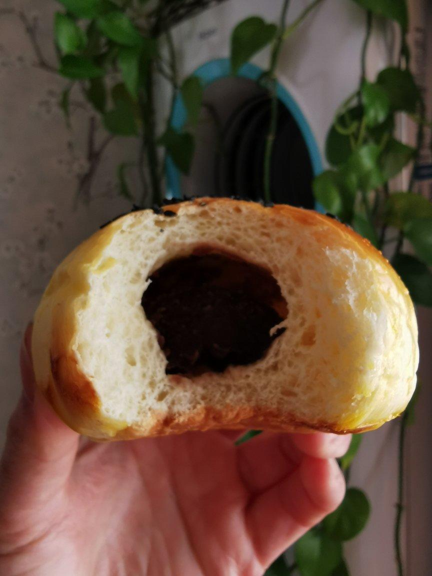 超软的奶香红豆沙面包